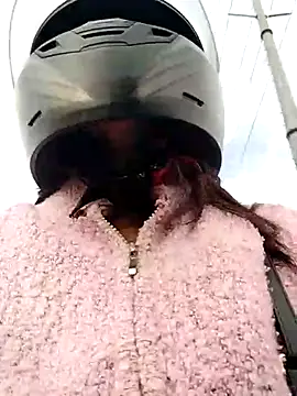 Snapshot of Mariana_21xx chatting on 10/17/25, 12:08 Mariana 21xx online show from 10/17/25, 12:08