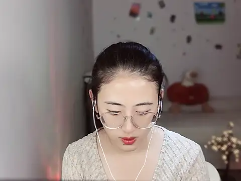 Queena  online show from 12/16/25, 06:51