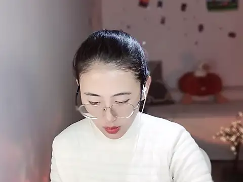 Queena  online show from 12/17/25, 09:26