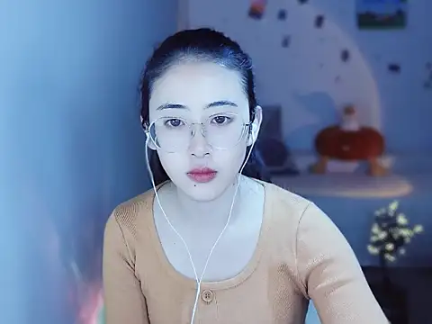 Queena  online show from 12/18/25, 07:03