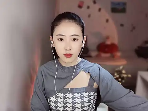 Queena  online show from 12/19/25, 01:23