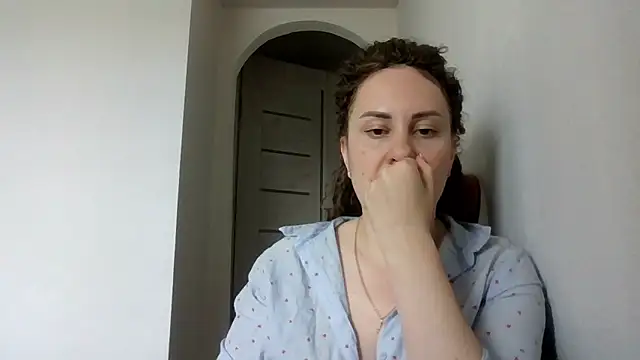 Snapshot of MeadowEyes chatting on 05/18/26, 01:06 MeadowEyes online show from 05/18/26, 01:06