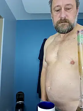 Snapshot of akstr8 chatting on 10/13/25, 04:07 akstr8 online show from 10/13/25, 04:07