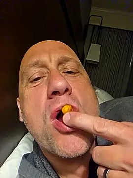 Snapshot of akstr8 chatting on 03/27/26, 07:25 akstr8 online show from 03/27/26, 07:25