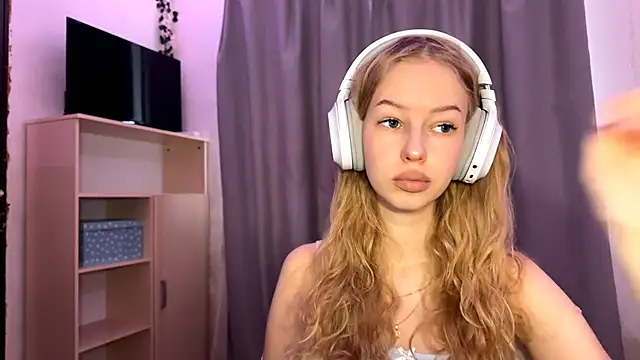 LunaCrave online show from 10/16/25, 11:11