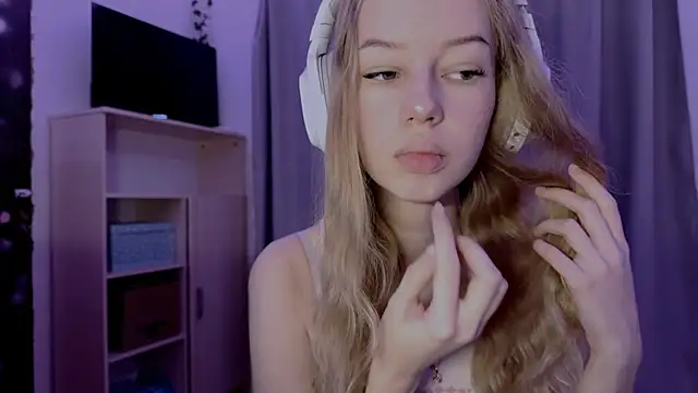 LunaCrave online show from 10/28/25, 04:05