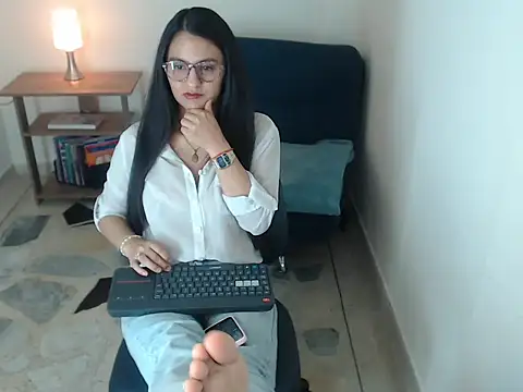 Snapshot of julieta_rossi chatting on 12/18/25, 04:29 julieta rossi online show from 12/18/25, 04:29
