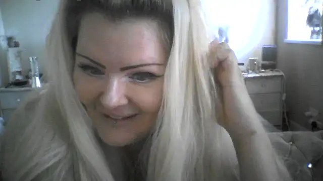 Snapshot of Sultress6969 chatting on 10/11/25, 01:20 Sultress6969 online show from 10/11/25, 01:20