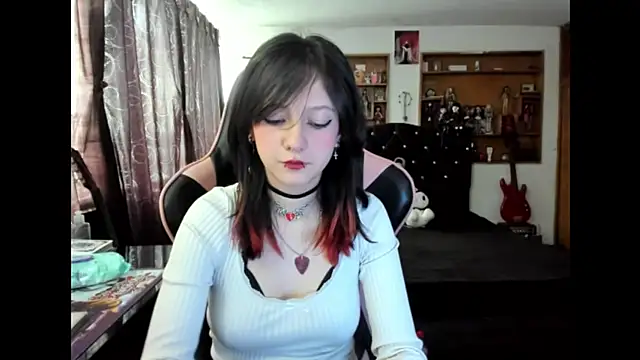 Maki Zein  online show from 11/19/25, 05:24