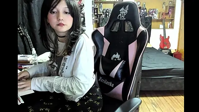 Maki Zein  online show from 02/13/26, 08:32