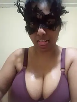 Expose Queen online show from 11/29/25, 06:33