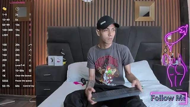 DerryAndIzzy online show from 11/21/25, 05:50