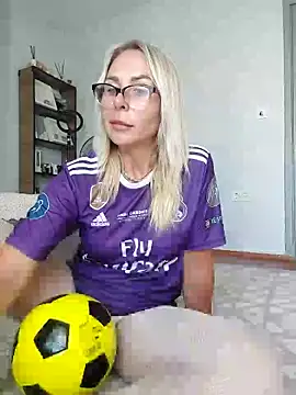 Snapshot of ElenabonyX chatting on 06/20/26, 03:04 ElenabonyX online show from 06/20/26, 03:04