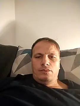 Snapshot of Iuliancatalin38 chatting on 10/11/25, 06:28 Iuliancatalin38 online show from 10/11/25, 06:28