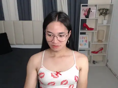 Snapshot of PetiteAsianMarian chatting on 10/15/25, 10:15 PetiteAsianMarian online show from 10/15/25, 10:15