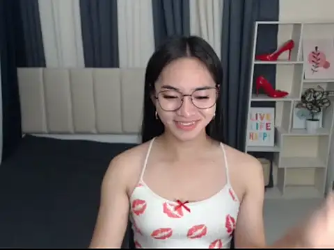 Snapshot of PetiteAsianMarian chatting on 10/21/25, 05:46 PetiteAsianMarian online show from 10/21/25, 05:46