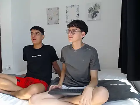 Snapshot of SpritzBoys chatting on 10/13/25, 02:06 SpritzBoys online show from 10/13/25, 02:06