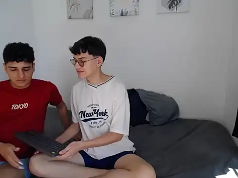 Snapshot of SpritzBoys chatting on 10/21/25, 01:45 SpritzBoys online show from 10/21/25, 01:45