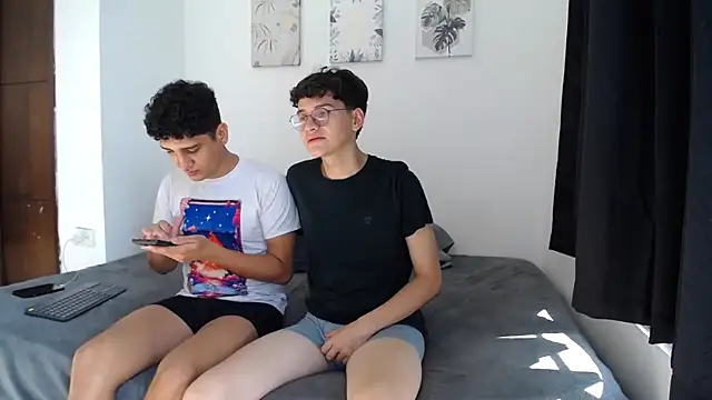 Snapshot of SpritzBoys chatting on 10/28/25, 01:25 SpritzBoys online show from 10/28/25, 01:25