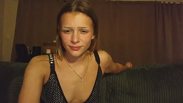 Snapshot of shinyandused chatting on 10/13/25, 04:34 shinyandused online show from 10/13/25, 04:34