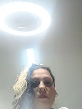 SophiaSkyee online show from 10/23/25, 06:45