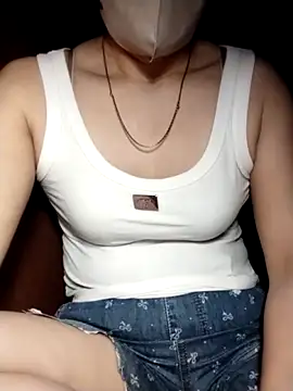 YiyinLy online show from 10/27/25, 08:35