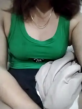 YiyinLy online show from 10/30/25, 08:38