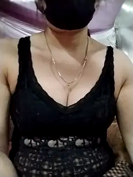 YiyinLy online show from 11/02/25, 12:07