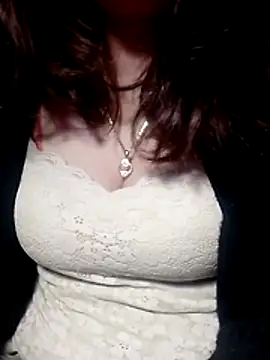 YiyinLy online show from 02/11/26, 09:20