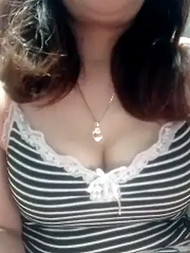 YiyinLy online show from 03/11/26, 09:04