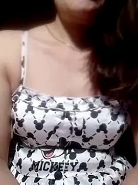 YiyinLy online show from 04/03/26, 09:13