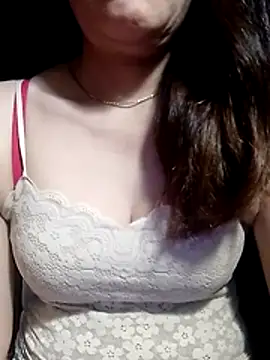 YiyinLy online show from 05/17/26, 08:27