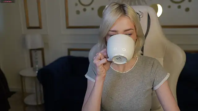 Snapshot of Jessica_start chatting on 11/28/25, 11:24 Jessica start online show from 11/28/25, 11:24