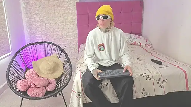 lily and wan online show from 10/29/25, 03:42