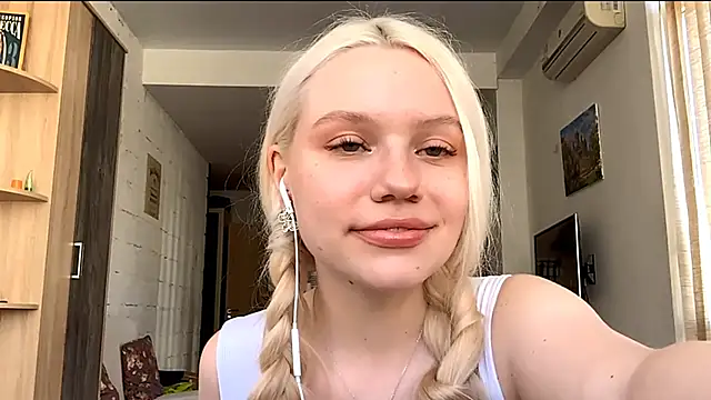 Snapshot of LupeLewitt chatting on 10/17/25, 11:24 LupeLewitt online show from 10/17/25, 11:24