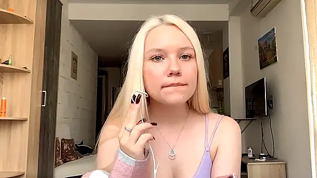 Snapshot of LupeLewitt chatting on 10/20/25, 12:16 LupeLewitt online show from 10/20/25, 12:16