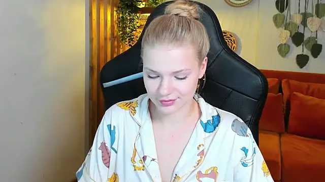 Snapshot of LilitRosen chatting on 10/21/25, 05:57 LilitRosen online show from 10/21/25, 05:57