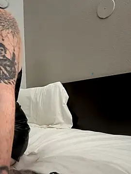 Snapshot of Badwolffxo chatting on 10/19/25, 05:02 Badwolffxo online show from 10/19/25, 05:02