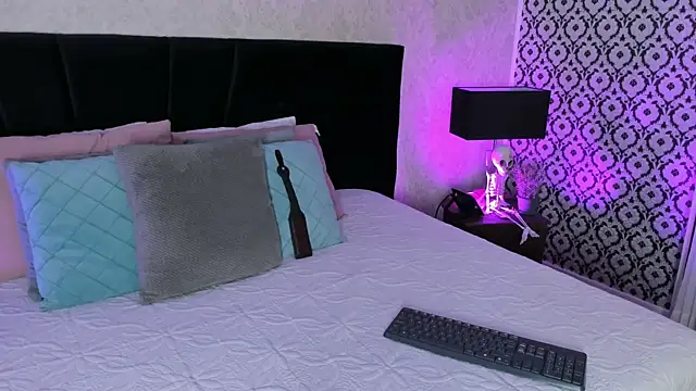 mariianna lopez  online show from 11/25/25, 04:40