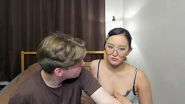 Snapshot of Blossomandbee chatting on 03/26/26, 10:59 Blossomandbee online show from 03/26/26, 10:59