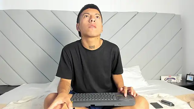 little kris1 online show from 10/25/25, 12:34