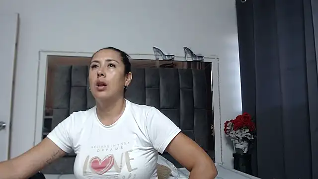 Snapshot of Salmma_Milf chatting on 04/10/26, 11:37 Salmma Milf online show from 04/10/26, 11:37