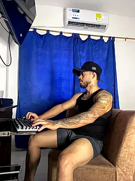 Kylian Alessandro online show from 12/17/25, 05:08