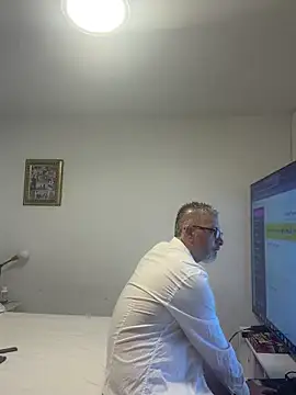 Snapshot of roygomez chatting on 10/20/25, 11:38 roygomez online show from 10/20/25, 11:38