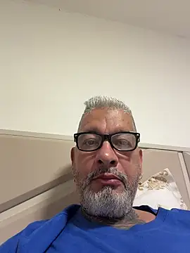 Snapshot of roygomez chatting on 10/28/25, 08:00 roygomez online show from 10/28/25, 08:00