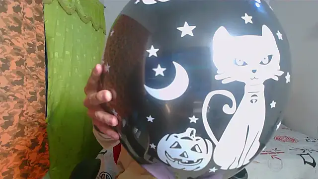 Snapshot of kyam_ chatting on 10/17/25, 10:45 kyam  online show from 10/17/25, 10:45