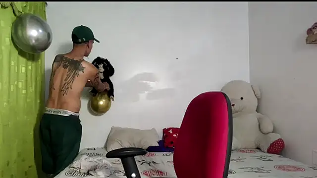 Snapshot of kyam_ chatting on 10/22/25, 05:30 kyam  online show from 10/22/25, 05:30