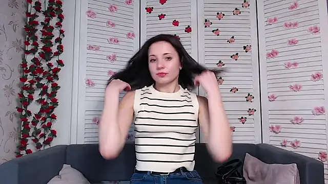 evaa here  online show from 11/24/25, 08:14