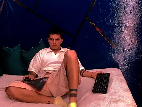 Snapshot of JOHS_TYLER chatting on 10/19/25, 12:50 JOHS TYLER online show from 10/19/25, 12:50