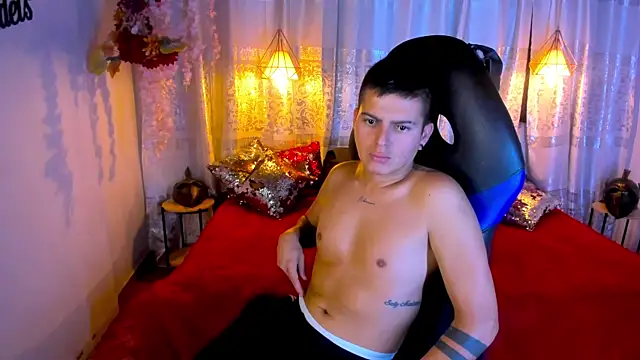 Snapshot of JOHS_TYLER chatting on 10/20/25, 11:32 JOHS TYLER online show from 10/20/25, 11:32